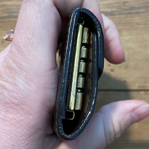 Authentic Louis Vuitton Classic monogram vernis leather 4 key holder Amarante - Picture 3 of 8